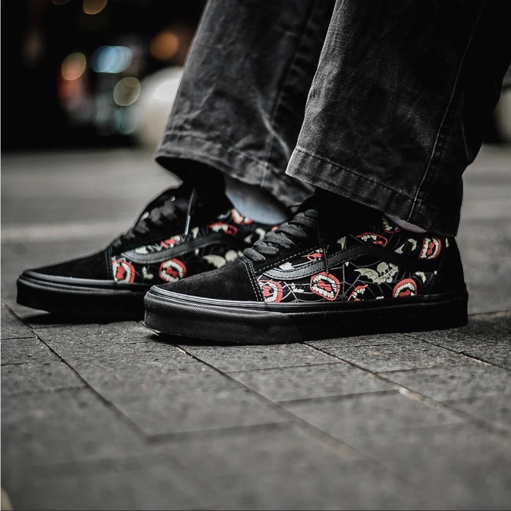 Vans unisex Glow Frights Old Skool sneaker, W9